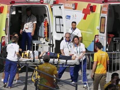 Mulher &eacute; levada para o atendimento m&eacute;dico no Parque Ol&iacute;mpico, nesta segunda.