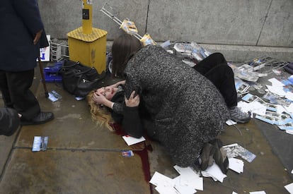 Una mujer herida yace en el suelo después del tiroteo en el puente de Westminster, en Londres, Reino Unido.