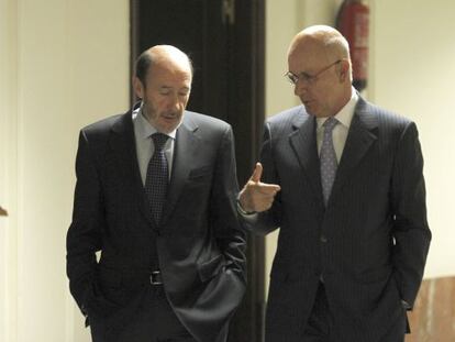 Rubalcaba y Durán conversa en un receso del pleno de ayer.