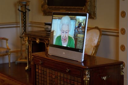 La reina Isabel II, en una audiencia retransmitida por 'streaming'.