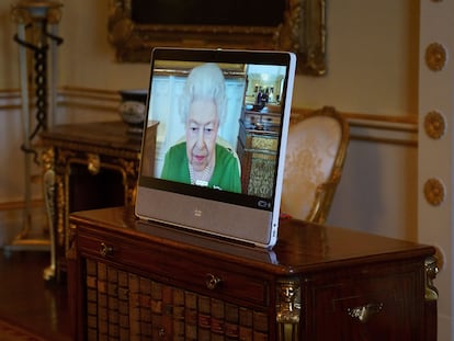 La reina Isabel II, en una audiencia retransmitida por 'streaming'.