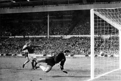 El remate de Hurst en la final de 1966 entre Inglaterra y Alemania por el que se concedió gol sin que entrara el balón.