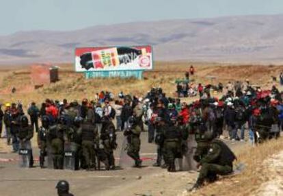 Mineros, trabajadores de fábricas y de hospitales estatales bloquean hoy, martes 7 de mayo de 2013, una carretera que une las ciudades aledañas de La Paz y El Alto (Bolivia).