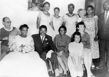 Foto de casamento de Winnie Mandela e Nelson Mandela, em 14 de julho de 1958 na África do Sul.