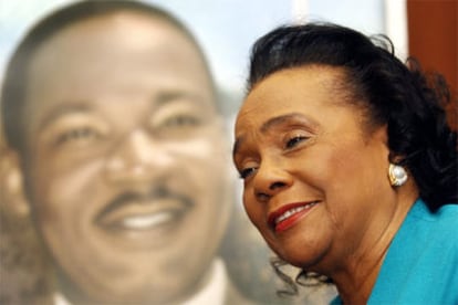 Coretta Scott King, en enero de 2004 durante una conferencia; de fondo, la imagen de su marido.