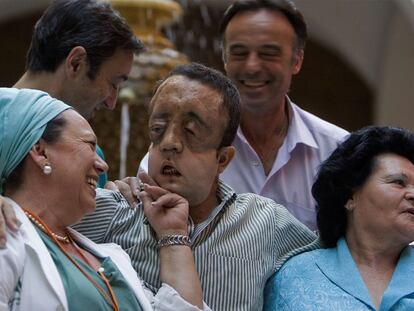 Rafael, ayer con el equipo médico del hospital Virgen del Rocío.