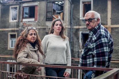 Sandra Londoño y José Luis Gutiérrez, afectados por el incendio en Basauri (Bizkaia), el día 4 de marzo junto a la portavoz del sindicato de vivienda Batu, Berta Giménez (en el centro).