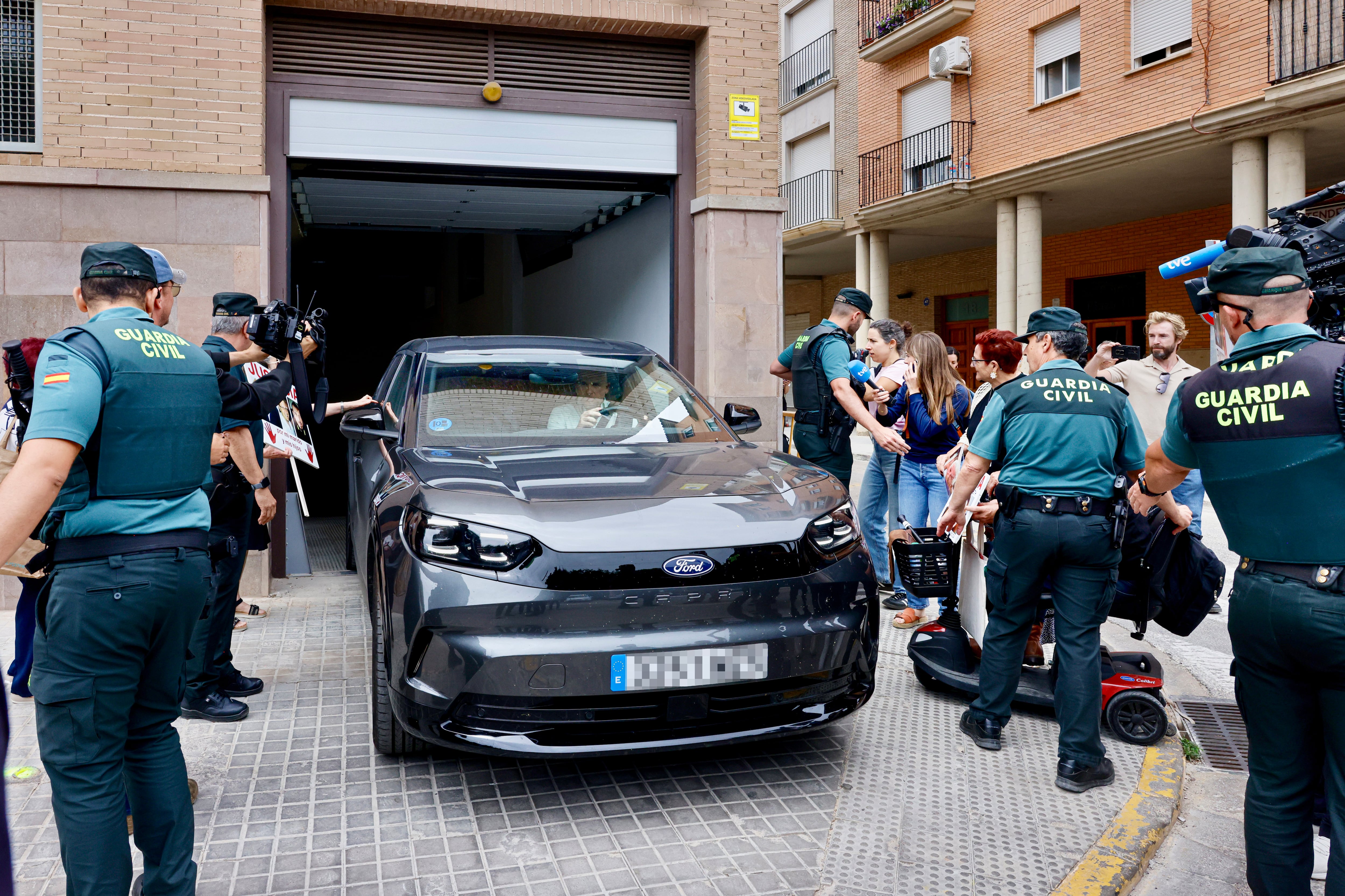 La vicepresidenta primera de la Generalitat, Susana Camarero, abandona el juzgado de Catarroja tras declarar durante cinco horas como testigo en la causa de la dana de 2024. 


