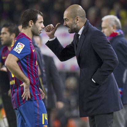 Guardiola da instrucciones a Mascherano en el partido del sábado ante el Levante.