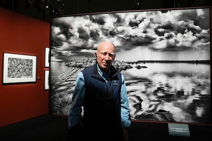 Salgado, delante de una de sus imágenes de la exposición 'Amazonia', en Milán, en 2023.