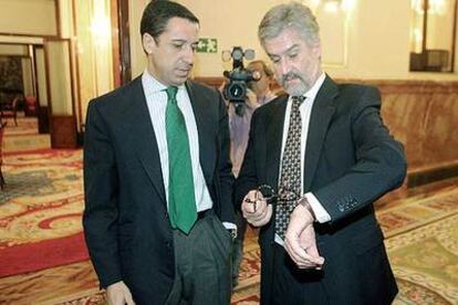 El presidente del Congreso, Manuel Marín (derecha), junto al portavoz del PP, Eduardo Zaplana.