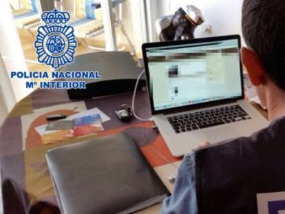 Un agent de la Policia Nacional analitza una pàgina web.