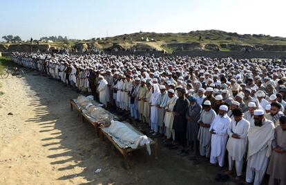 Funeral por los trabajadores paquistaníes secuestrados y asesinados por talibanes afganos, en Charsadda, Pakistán.