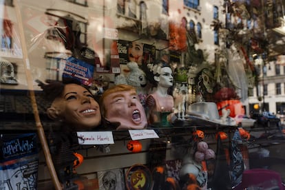 Máscaras de Halloween de Kamala Harris y Donald Trump en el mostrador de una tienda en Nueva York. 