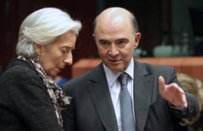 El ministro francés de economía, Pierre Moscovici (dcha) habla con la presidenta del Fondo Monetario Internacional, (FMI), Christine Lagarde. EFE/Archivo