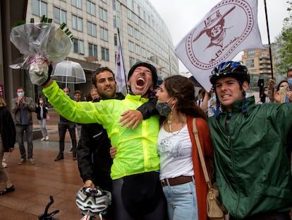 Jaime Lafita (de amarillo) emocionado junto a sus tres hijos tras llegar en bicicleta a la sede del Parlamento Europeo de Bruselas.