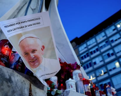 Carteles y velas con el rostro del Papa, este sábado frente al hospital Gemelli de Roma en el que está ingresado.