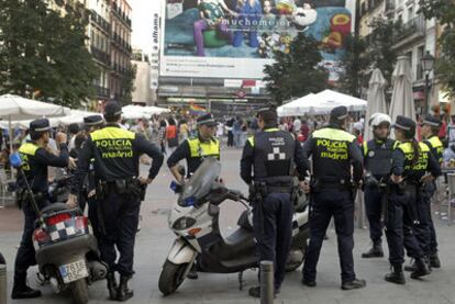 La Policía Municipal vigila a los manifestantes, al fondo de la imagen, en la plaza de Chueca.