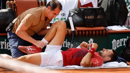 Djokovic es atendido por el fisio, el lunes durante el partido contra Cerúndolo.