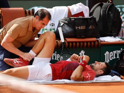 Djokovic es atendido por el fisio, el lunes durante el partido contra Cerúndolo.