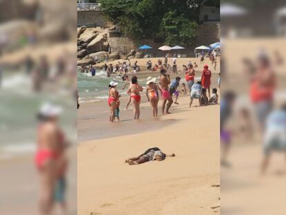 Uno de los cuerpos encontrado sobre la playa de Acapulco.