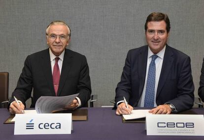 Isidre Fainé (presidente de CECA) y Antonio Garamendi (presidente de CEOE) firman el acuerdo.