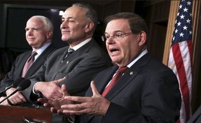 Los senadores John McCain, Chuck Schumer y Bob Men&eacute;ndez.