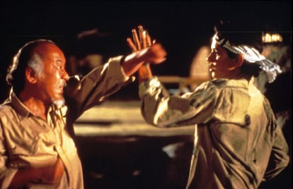 Pat Morita y Ralph Macchio en Karate Kid (1984), la película que hizo que toda una generación de niños se apuntase a clases de kárate.