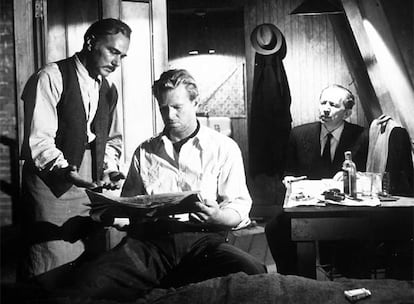 John Huston. 1950. El argumento basado en la novela de William R. Burnett, es una historia como tantas: un grupo de hombres al margen de la ley intentan perpetrar un robo planeado al milmetro, hasta que en el ltimo momento, todo se les viene abajo. Nada del otro mundo si no fuera porque el guin fue a caer en manos de John Huston que lo convierte en un thriller prodigioso, una de las representaciones ms hondas del modelo potico y trgico del gnero negro. El ttulo ya encierra la metfora.  Se trata de un magnfico, tenso, estremecedor y radical poema urbano. Pero de Chicago  slo vemos un perfil lejano en la secuencia inicial, el resto son slo hombres, fieras  en primer plano, vistas muy de cerca, enmara?adas en ese mbito de la fatalidad donde "las sirenas resuenan como las almas en el infierno". Toda una leyenda.