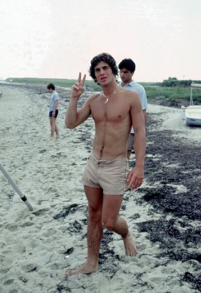 John F. Kennedy Jr. coronándose como santo patrón del pantalón muy corto en Hyannis Port en 1980.