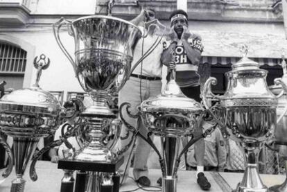 Álvaro Pino, emocionado en el podio en Jerez, tras ganar la Vuelta Ciclista a España, el 13 de mayo de 1986.