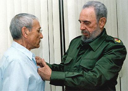 Antonio Gades es condecorado el pasado 5 de junio en La Habana por Fidel Castro.
/ EFE