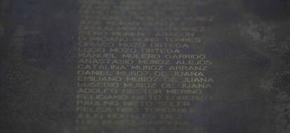 Placa com o nome de Catalina Muñoz entre o de outras vítimas da repressão franquista no parque de La Carcavilla (Palência).