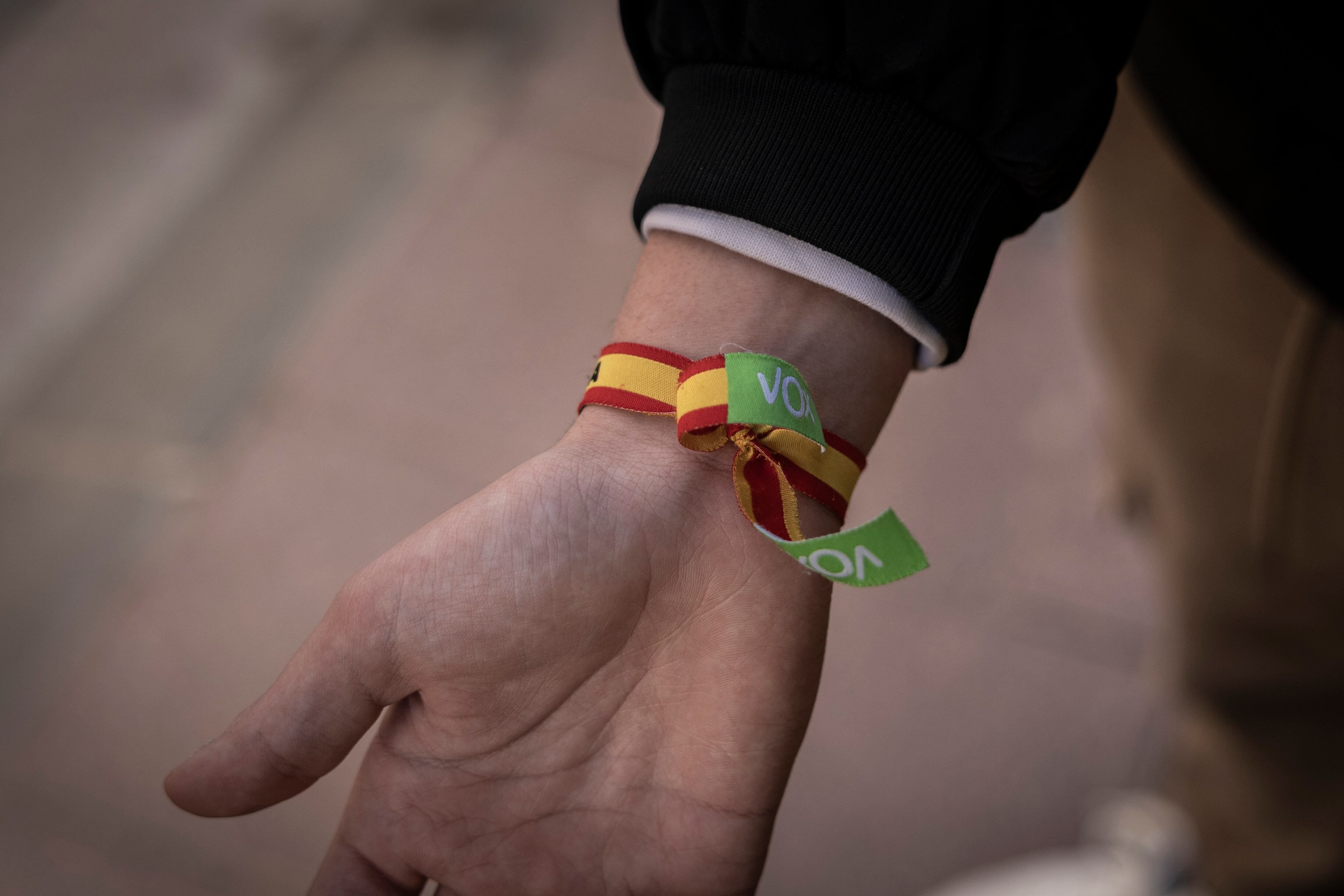 En la imagen, C.L., de 16 años, vecino de Andorra (Teruel), muestra una pulsera de Vox.
