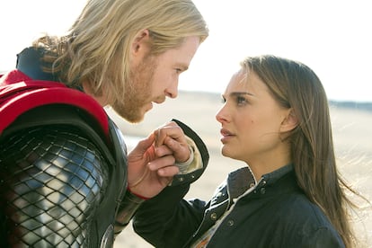 Chris Hemsworth y Natalie Portman en Thor (Kenneth Branagh, 2011).