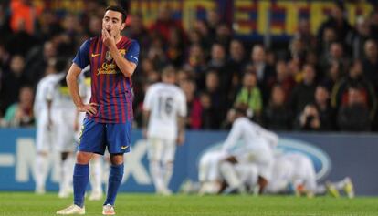 Xavi se lamenta tras el gol de Fernando Torres. 