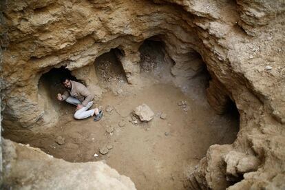 Abdelkarim al Kafarna colabora en la recolección de los restos arqueológicos hallados en la cripta que encontró bajo su casa, en Beit Hanun.