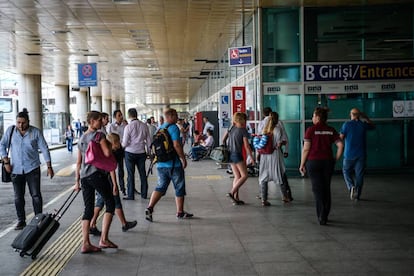 Turistas acceden al Aeropuerto Internacional Atatürk, poco después de su reapertura.