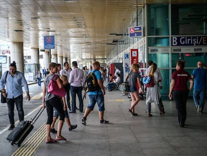 Turistas acceden al Aeropuerto Internacional Atatürk, poco después de su reapertura.