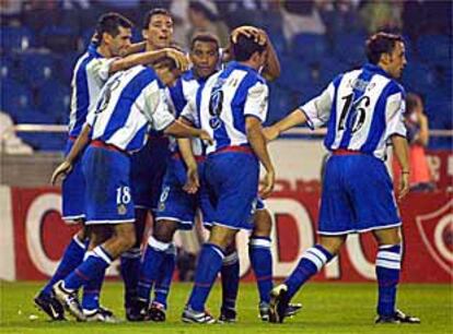 Los jugadores deportivistas festejan la consecución de uno de sus goles.