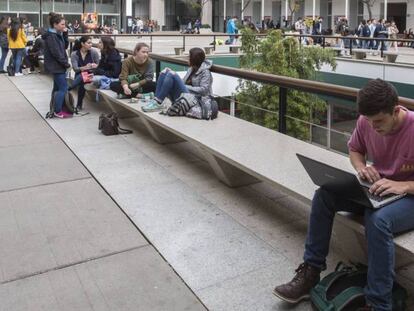 Un grupo de estudiantes universitarios en Barcelona.