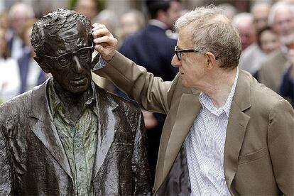 Woody Allen bromea con la estatua realizada por Vicente Santarua.