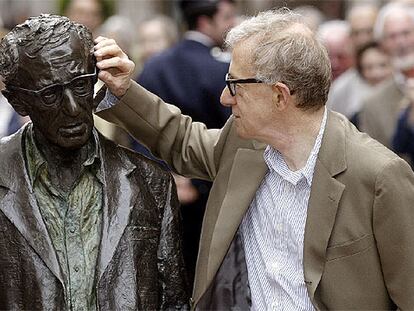 Woody Allen bromea con la estatua realizada por Vicente Santarua.