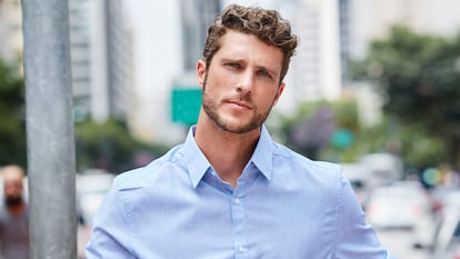 Un hombre joven con camisa azul.