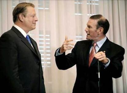 Al Gore charla con Juan José Ibarretxe, quien le ha recibido hoy en el Palacio de Artaza, en Leioa (Vizcaya).