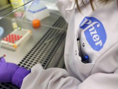 Una investigadora trabaja en un laboratorio de Pfizer.