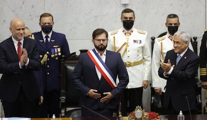 El presidente de Chile, Gabriel Boric, saluda a los asistentes al Congreso Nacional luego de recibir la banda presidencial del senador socialista Álvaro Elizalde.