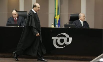 Augusto Nardes llegando al plenario del TCU este miércoles.