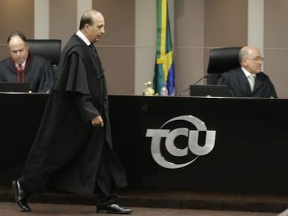 Augusto Nardes chegando ao plen&aacute;rio do TCU nesta quarta-feira.