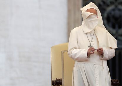 Una ráfaga de viento mueve el manto del papa Francisco durante una vigilia en la plaza de San Pedro en el Vaticano.